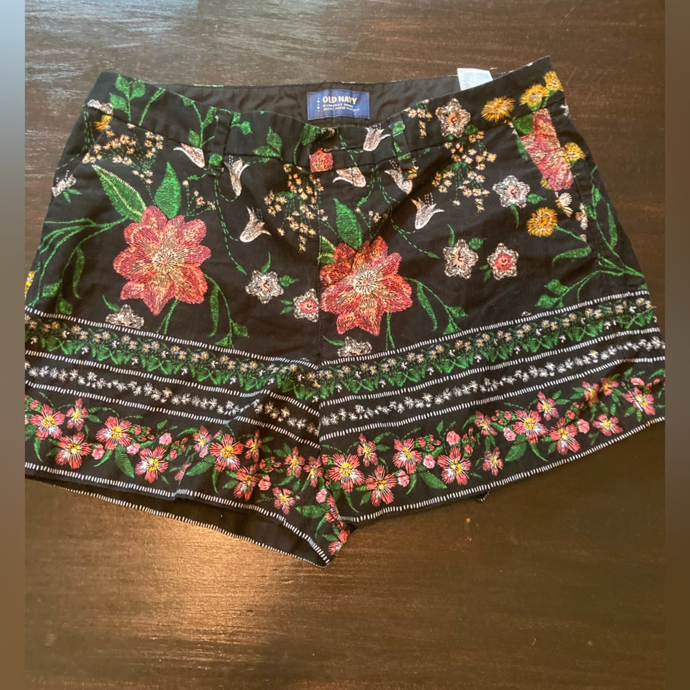 Old Navy Shorts 6 Womens Black Mid Waisted Floral